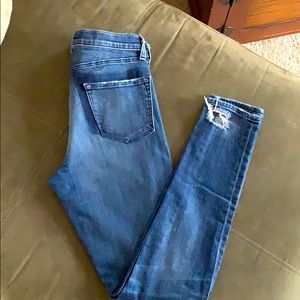 Destructed skinny jean